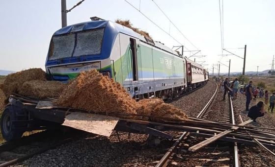 Бързият влак от Бургас за София е блъснал камион на